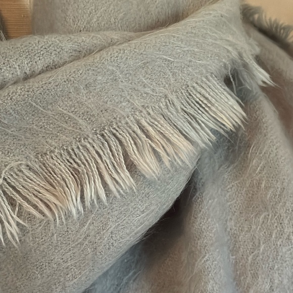 Free With $25 Purchase Gray/Silver Textured Scarf-17x79-Acrylic-Raw Edge-EUC - Picture 3 of 15
